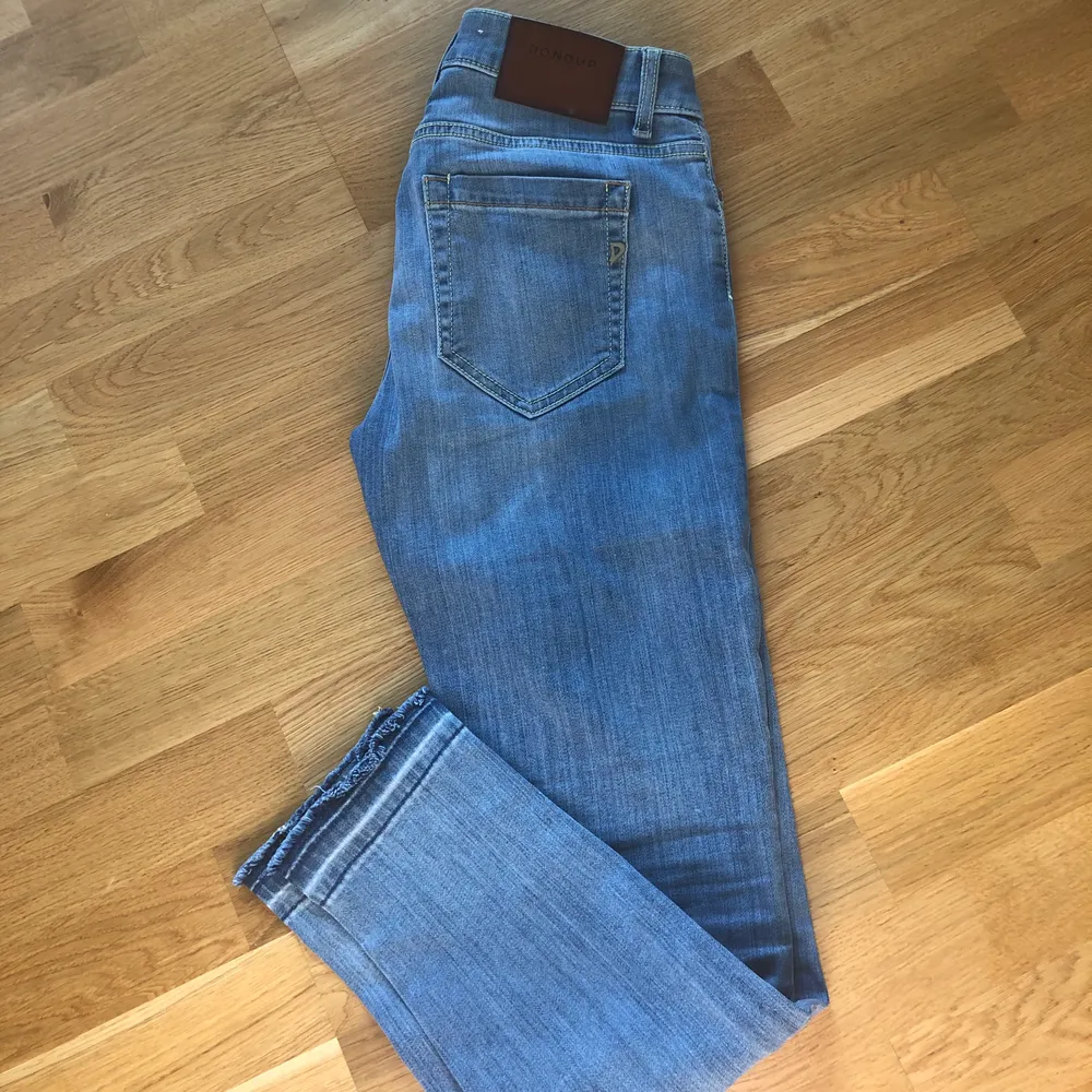 DONDUP Jeans model TARA. Ljusblå med slitningar. 2 år gamla nästintill nyskick!. Jeans & Byxor.