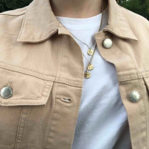  - Jätte fin beige jeansjacka som är perfekt nu till hösten o våren😍 säljer då jag har för många jackor och därför andvänds denna inte så mycket som den förtjänar, den är endast använd fåtal gånger så nyskick nästan 