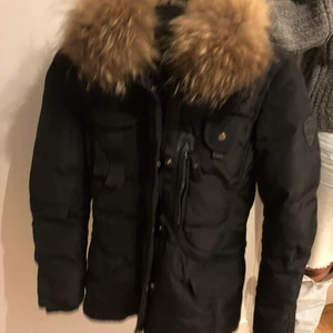 Hollies jacka storlek 34 - Köpt förra året på miinto för 4499:- , ej sliten , skickas endast på post, kan tänka mig billigare vid snabb affär