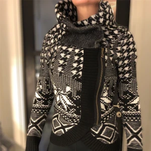 Desegual  - Denna koftan är köpt på desegual för ca 2 1/2 år sedan. Endast Använd 2ggr. Storlek S . Nypris 1900 kr 