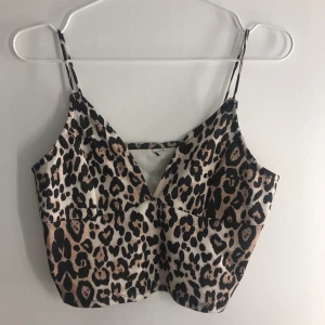 leopard topp - säljer denna superfina topp från ginatricot då den blivit för stor och tyvärr inte kommer till användning längre. bild 2: hur den sitter på mig som vanligtvis är en S. Toppen säljs till högst budande. köparen står för frakt🥰
