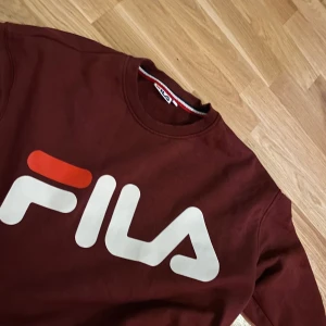 Fila sweatshirt Stl M - Fila sweatshirt lite stor i storleken 