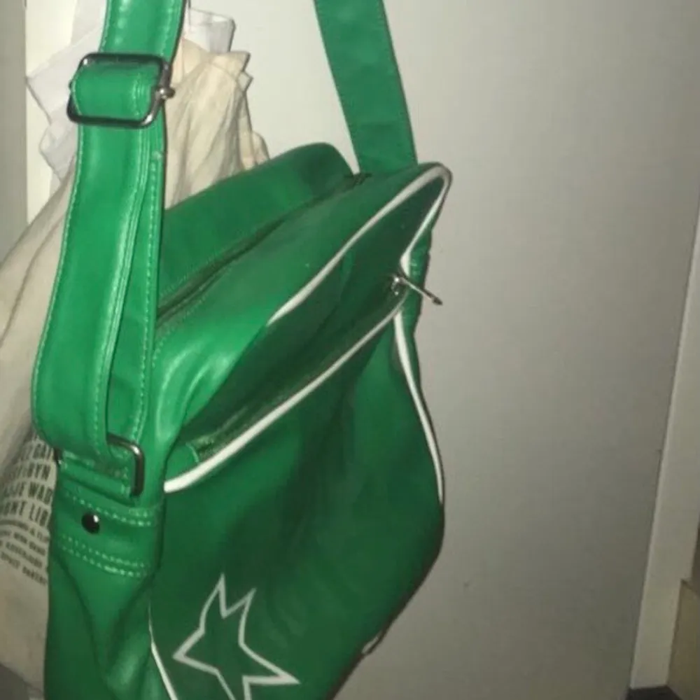 Supernajs grön axelväska från Åhlens🦆 justerbara band🦆 köparen står för frakt🚚. Väskor.