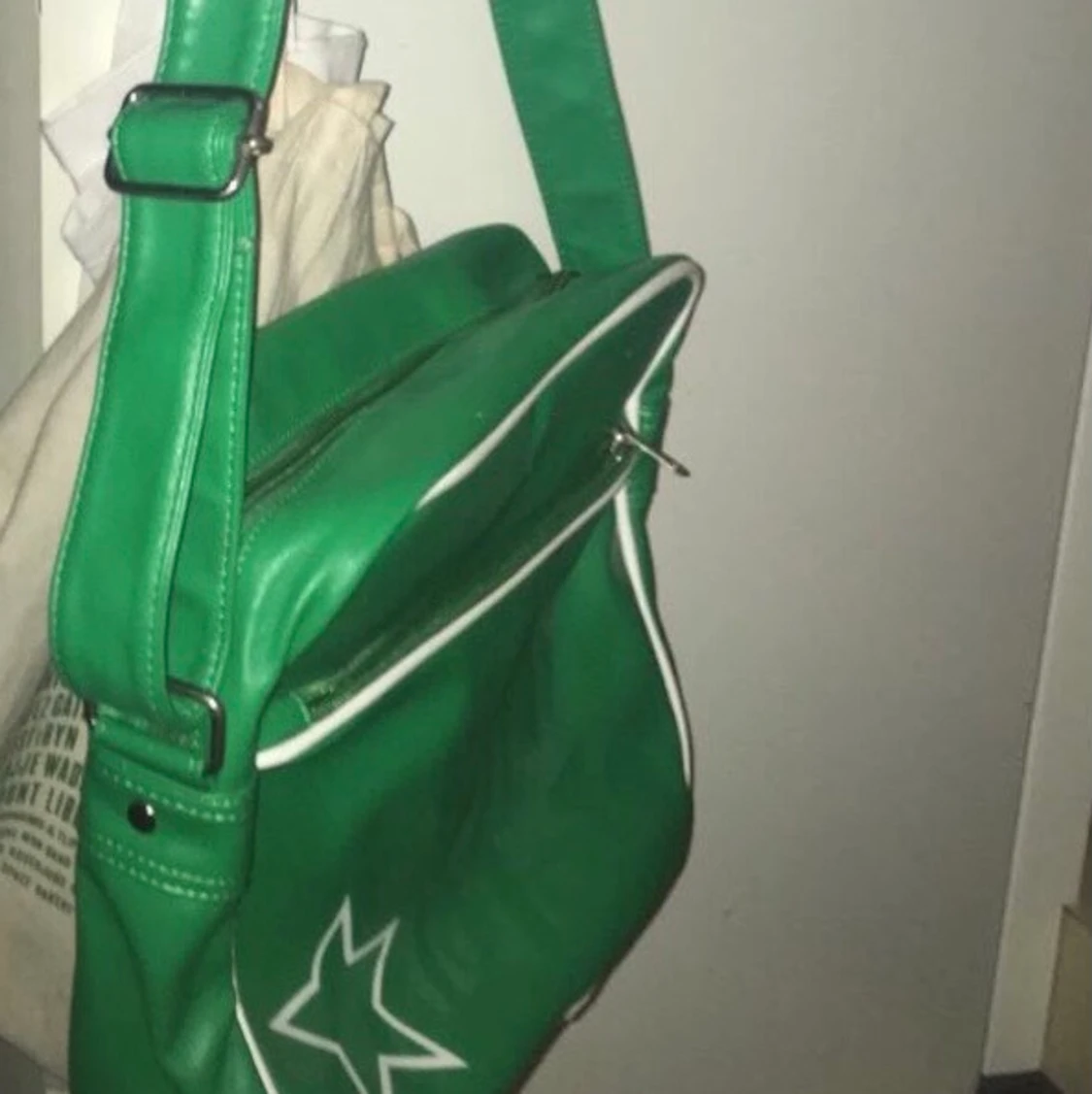 Snygg grön justerbar axelväska  - 90
