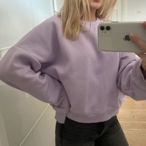Lila tröja - Superfin lila sweatshirt, storlek m, men passar även mig som brukar ha s💜💜 bra skick! 150kr + frakt. Då många är intresserade kan ni buda i kommentarerna