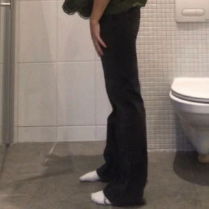 Grå zara jeans - Använda 1 gång, passar tyvärr inte mig, jag skulle säga att dem passar en XS och S beroende på längd. 