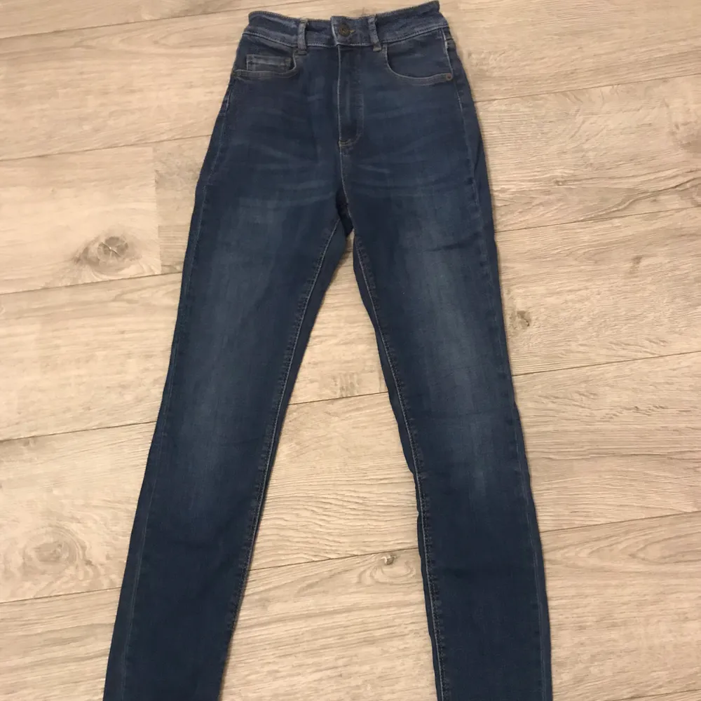 Mörkblå jeans från Massimo Dutti. Nyskick, endast använda 1-2 gånger. Väldigt bra kvalité! Storlek XS. Vid intresse kan eventuellt fler bilder skickas.. Jeans & Byxor.