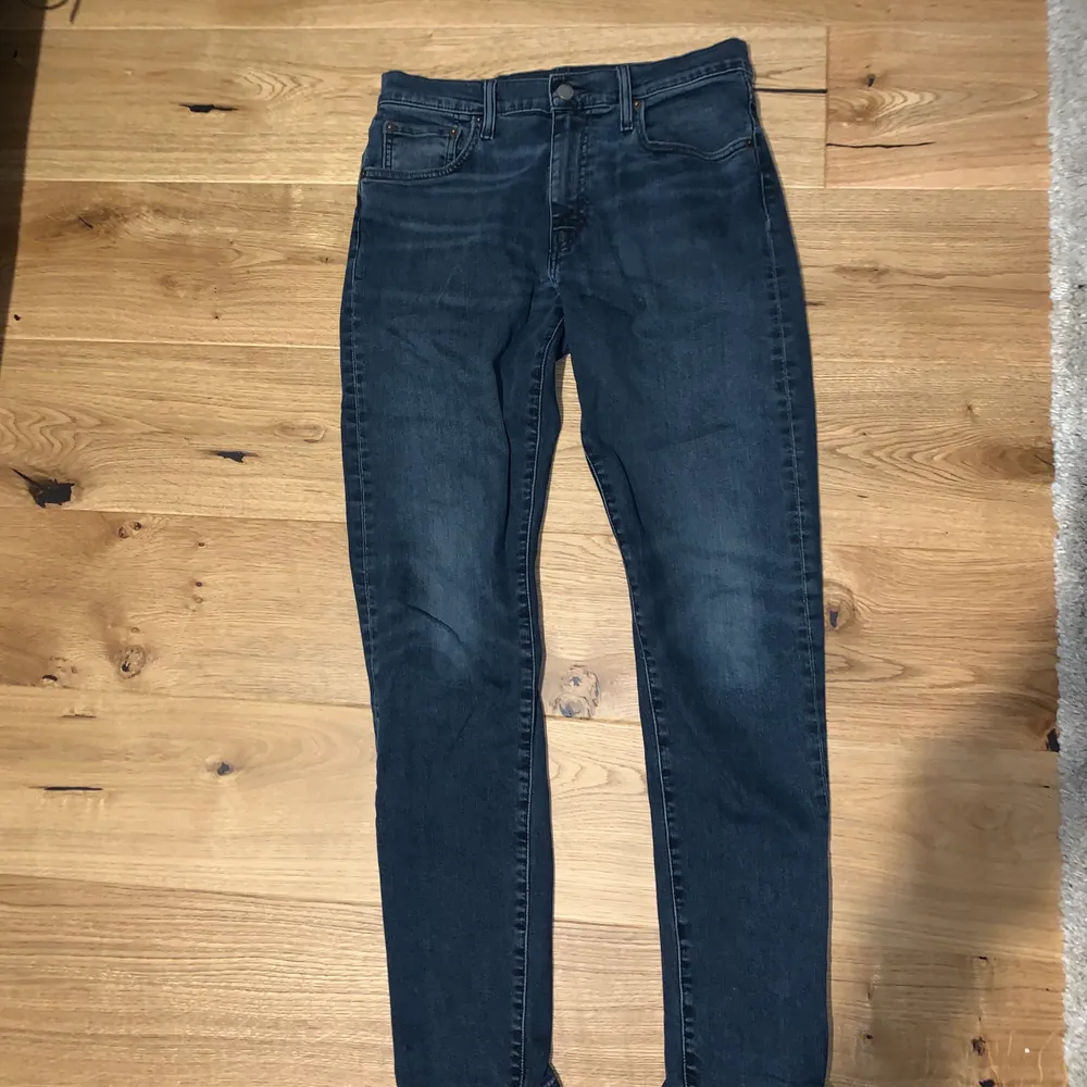 Ett par svarta slim fit levis jeans för endast 130kr storlek 30/32.. Jeans & Byxor.