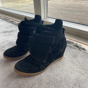 Höga svarta skor  - Jättesnygga skor som är isabel marant inspirerade i storlek 39💕 Buda !! 