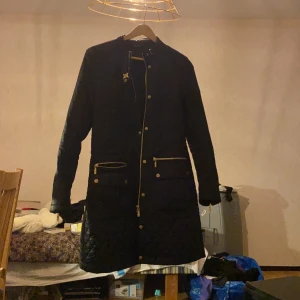 Barbour jacka  - Knappt använd Barbor jacka i nytt skick. Storlek medium. 