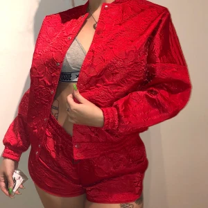 Adidas set - Aldrig använt set med bomberjacka och shorts, säljer vid bra bud! Väldigt fint tyg med rosmönster 🌹 Lite oversized i storleken