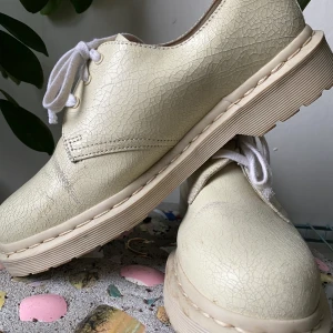 Dr Martens vita cracked leather, 42 - Unika Dr Martens i vit krackelerad finish (äkta skinn). Mycket fint skick, storlek 42. 