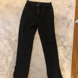 Jeans - Tänkte sälja dom här jeansen eftersom dom är för små , dom sitter som en 34 på . Dom har används 1 gång bara .