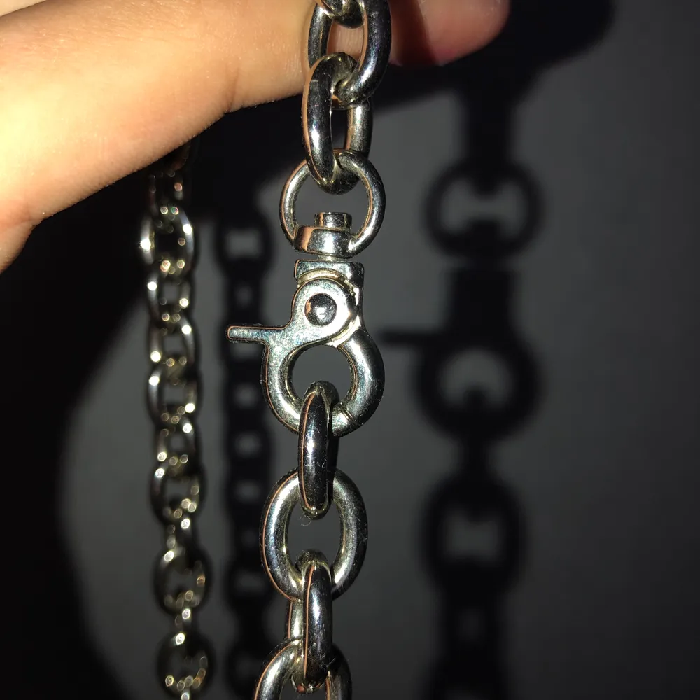 En trendigt halsband med en keylock. Rätt så tjock och har vikt. Ingen nyckel dock. Köparen står för frakt . Accessoarer.