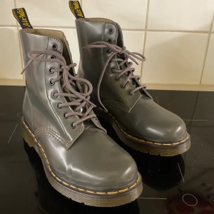 Dr martens Pascal ,stl 38 - Oanvända! Köpta på Dr Martensaffären i Stockholm. Underbart snygga, men jag har helt sonika för mkt skor. Hämtas på söder el möts upp. Vid frakt tillkommer kostnad. 