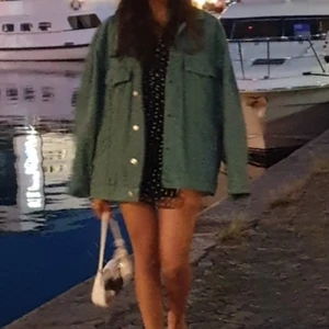 Oversize jeansjacka  - Super fin och perfekt nu i höst att slänga över en hoodie eller klänning på en sommarkväll, storlek L och oversize, frakt 63😽😽💘😋 210kr🥰