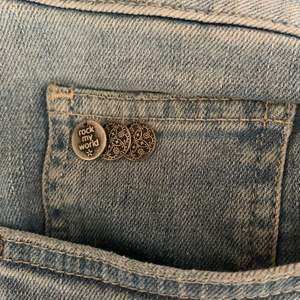 Ett par skit snygga jeans i modellen flare från Odd Molly. Är inte riktigt min stil därför jag säljer. Massa coola detaljer och knappt använda!!💕 köpare står för frakt kan annars mötas upp!