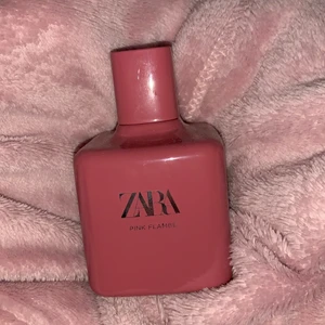 Zara Pink Flambe - Parfym från Zara, inte riktigt min smak men säljer för 85 kr plus frakt (ord pris ca 179?) 100 ml nästan oanvänd endast sprutad ca 5-10 ggr