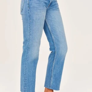 Gina tricot - Trendiga blåa byxor från Gina tricot. Använda endast 1 gång och byxan är i mycket gott skick. Ord pris 499 mitt pris 300 inkl frakt 250 om man möts upp