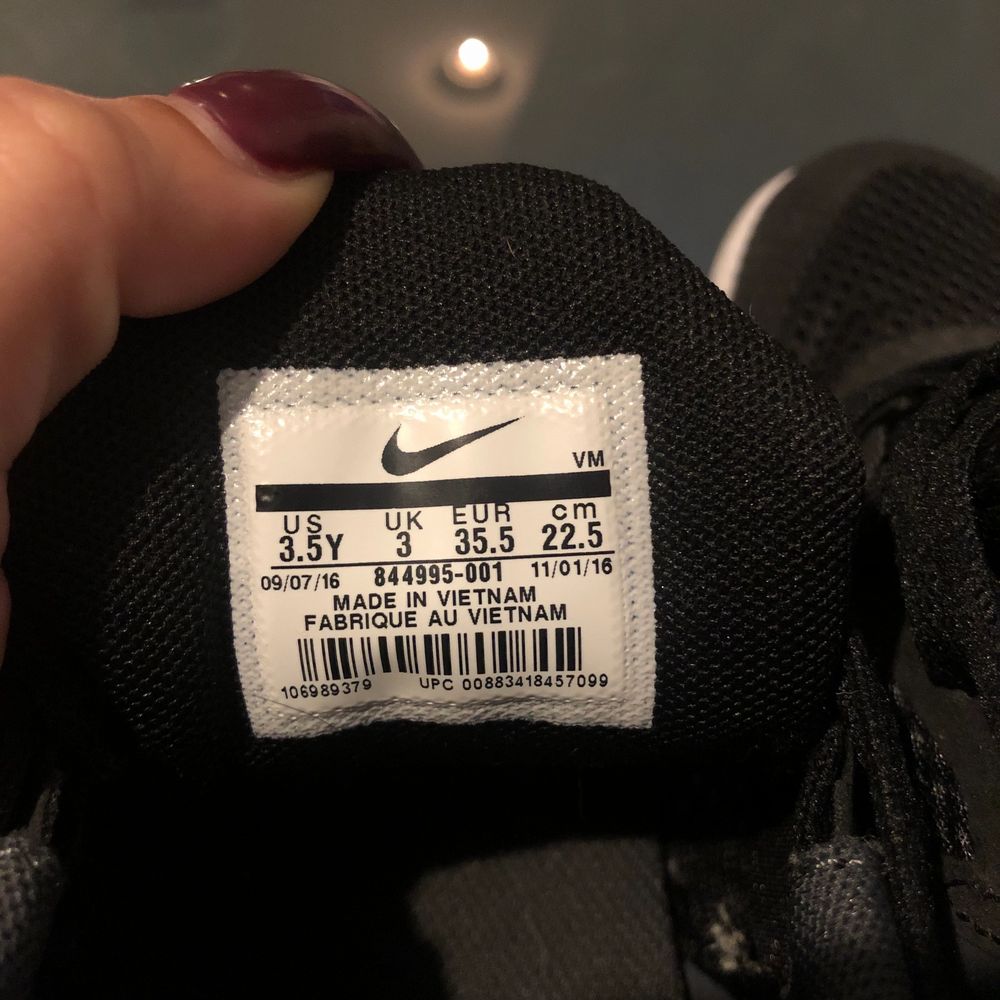 Svart/mörk gråa Nike skor använda en gång storlek 35.5, köparen står för frakten.. Skor.