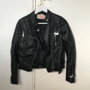Skinnjacka - Säljer denna skinnjacka köpt på chelsea för cirka 500kr, då den inte kommit till användning (använd cirka 2 gånger). Storlek 38. Köparen står för frakten🌺