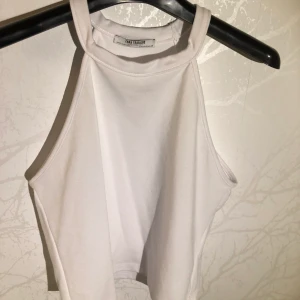 Zara crop top - Vit tight croppad top från Zara, använd max 1-2 gånger. 