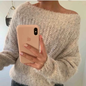 Stickad tröja - Köpt på plick. Säljer då jag ej fått användning av den. Jättekönt stickad tröja med olika färgdtealjer typ