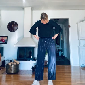 Randiga byxor - Marinblå randiga byxor från märket Holly&Whyte på Lindex. Resår i midjan och i storlek 38. GRATIS FRAKT🦋