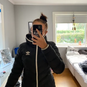 Adidas  - Bättre bilder på adidas jackan!  Storlek 38 skulle passa en 36