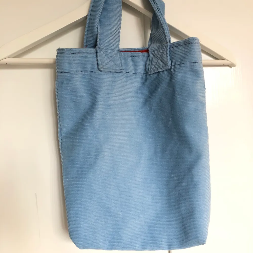 En lite enkel handväska, handgjord, utan några innerfack. Frakt: 44 kr ej spårbart (63 med postnord spårbart). SAMFRAKTAR. Väskor.
