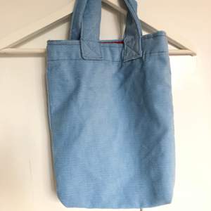 En lite enkel handväska, handgjord, utan några innerfack. Frakt: 44 kr ej spårbart (63 med postnord spårbart). SAMFRAKTAR