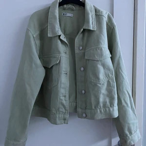 grön oversized jeansjacka - jeans jacka ifrån gina tricot. är en L men sitter som en M på mig som är xs. super härlig grön färg!!