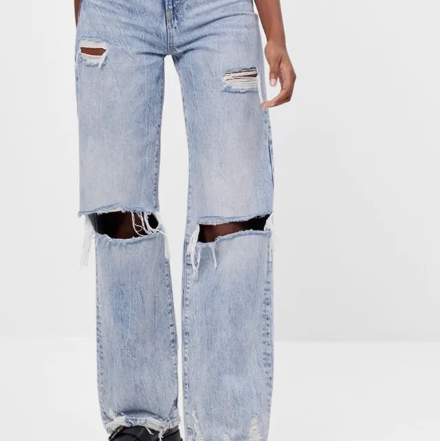 As snygga jeans i strl 34!! Säljer pga jag köpte flera par i olika storlekar, strl 38 säljs åxå❤️ köpare står för pris + frakt🥰. Jeans & Byxor.