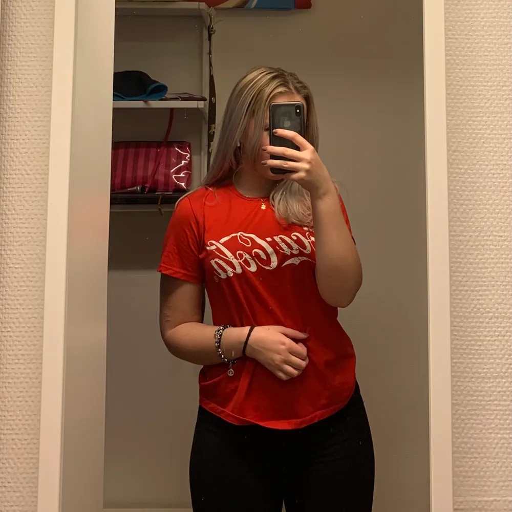 snygg t-shirt med coca cola loggan på! Exyremt mjuk i tyget!! Sparsamt använd. Säljs pga att jag rensat garderoben. Säljer även likadan i vit. T-shirts.