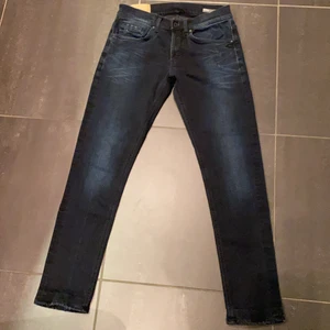 Dondup jeans - Köpte för ca 3000kr säljer för 600kr, modell: George skinny fit. Strl 32 men något uppsydda. Köparen står för frakten.