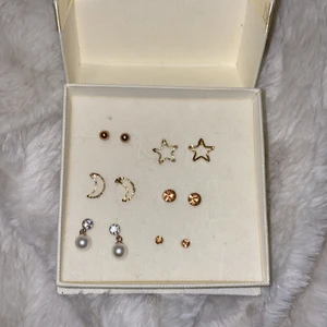 Örhängen - Alla 5kr förutom dom med pärlor eftersom att dom är av silver dom för 30kr