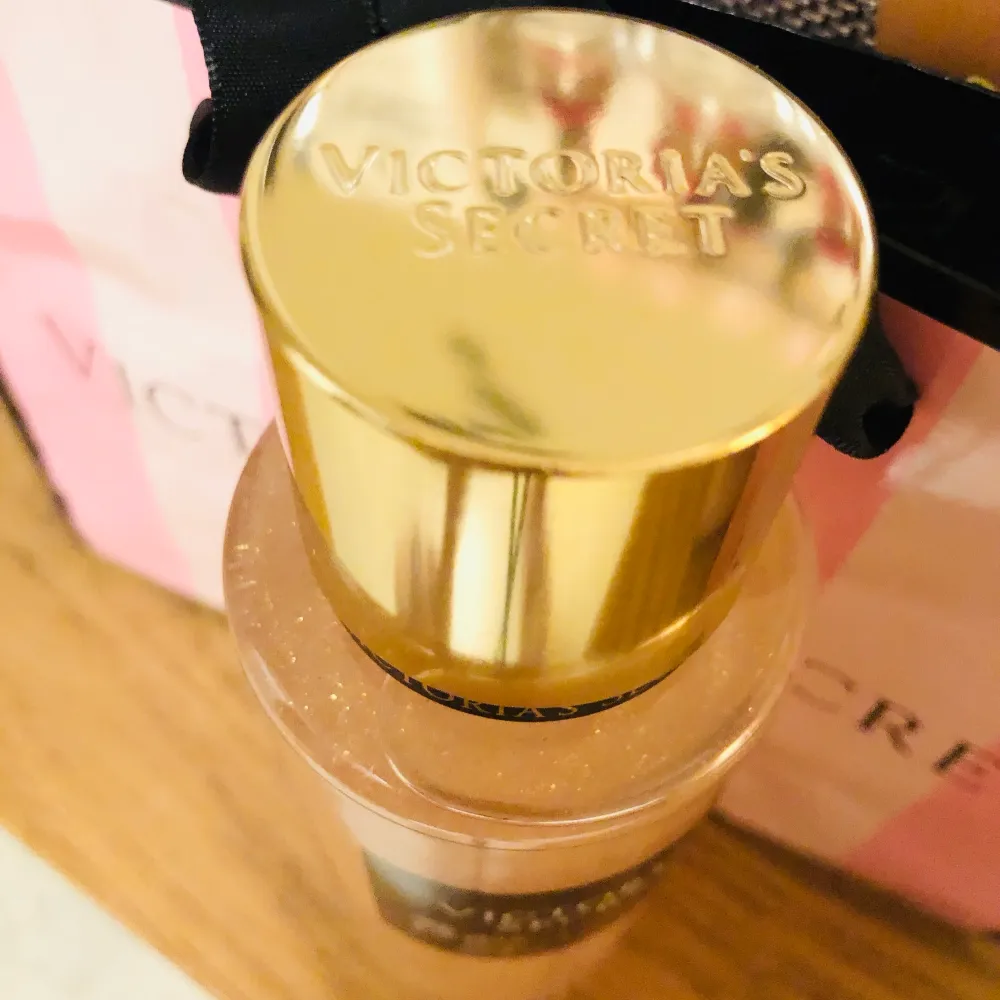 Victoria’s Secret bare vanilla shimmer perfume. Not use... 👗💃🏼🦋💕👠. Accessoarer.