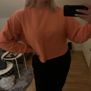 Orange sweatshirt - Stark orange sweatshirt från pull & bear! Storlek M💕 jag har klippt av kanten så den är croppad! Den är väl använd men inga skador eller så därav endå fint skick! Skriv för fler bilder🥰