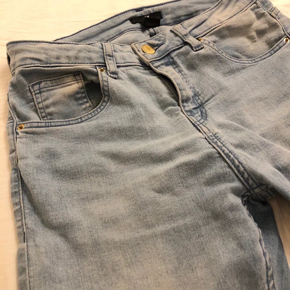 H&M high-mid waist jeans - ljusblå EU36🔥 jag bär sällan så den ser ut som ny . Jeans & Byxor.