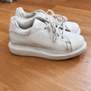 Vita Sneakers  - Från NELLY, använda men tvätta dem så blir de som nya! 