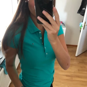  - Blågrön piké från Tommy Hilfiger, köpt för ungefär två år sedan men inte riktigt min stil så har aldrig använt den. Toppskick! Normal i storleken. Frakt tillkommer