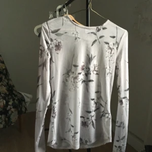  - Blommig meshtop från ginatricot🌸 aldrig använd! Frakt medräknad i paketet✨