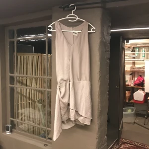  - Acne klänning beige blank använd 2 ggr går till knäna med knäppning framtill :) superfin! 