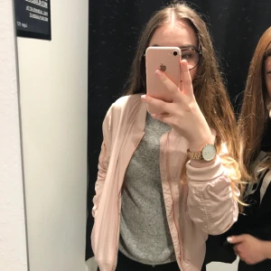  - Jacka i storlek XS men passar alla mellan XS-M beroende på hur man vill att den ska sitta 