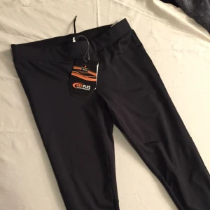  - Helt oanvända, svarta träningstights med reflexer längst ned. Bekväma och stretchiga. Bra och normal passform, endast provade. Säljes pga överflöd! 🙂 Kan mötas upp i Borlänge/Falun, Stockholm/Uppsala och Västerås. Vid frakt står köparen för denna 