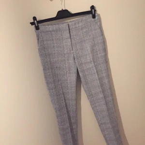  - Ankellånga ljusblå byxor från H&M