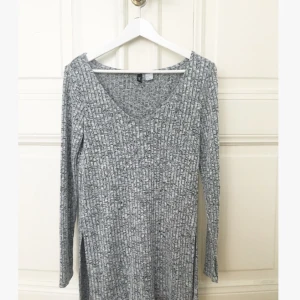  - Långärmad tröja ifrån HM storlek S  Öppet vid sidorna 