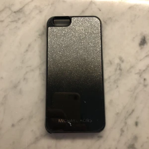  - Ett jätte fint skal från Michael kors för iPhone 6! 100% äkta säljer ändats för att den inte passar min mobil💗 skriv om mi vill köpa. Köparen står för frakten💗 svarar inom 2 timmar🎀