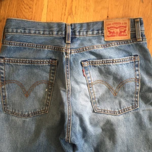  - Avklippta Levi's, stl 29. Köpta i USA och sparsamt använda. Finns dock en liten målarfläck på baksidan av ena fickan, men den är knappt synlig.   Köparen står för frakt! 