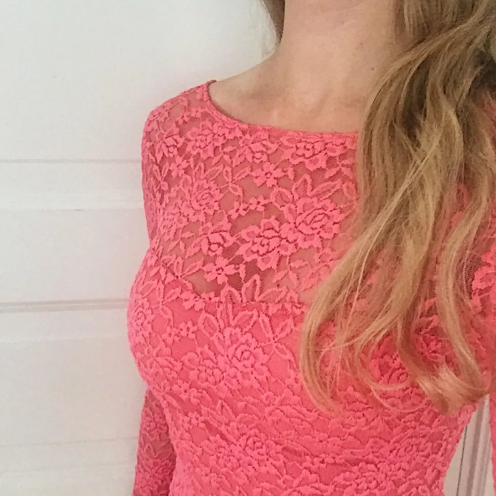 Supersnygg rosa spetsklänning från Topshop med V-ringad öppning på ryggen.  🌻 Kolla gärna in min profil för fler plagg, och hör av er om ni har några frågor! . Klänningar.